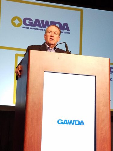 Huckabee at podium 2